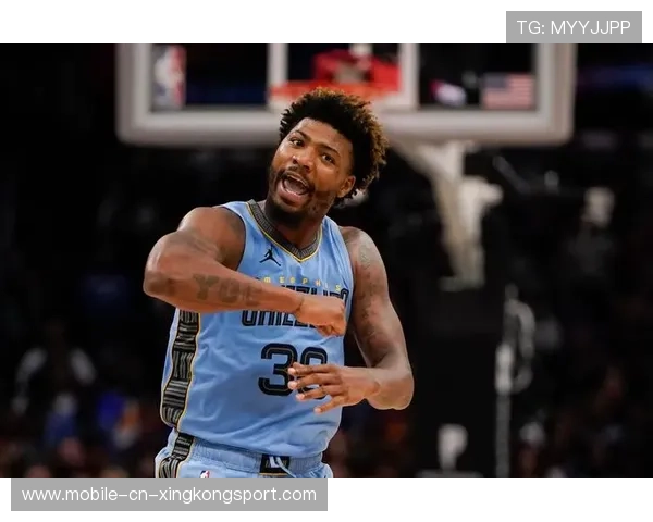 卡特训练照中展现专注状态