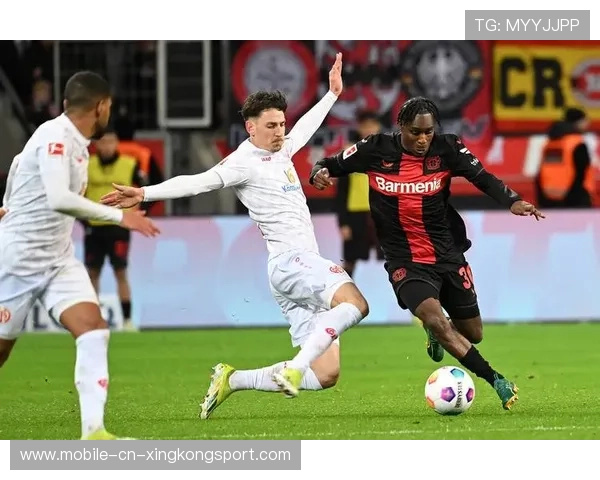 德甲拜仁中路压制彻底掌控比赛,三分到手