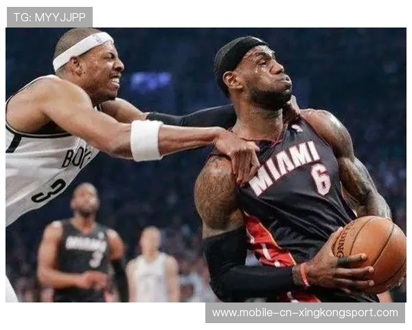 卢克·肖精准斜塞让全队沸腾