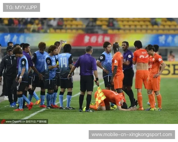 石家庄功夫新前锋反越位启动，推射远角被门将挡出